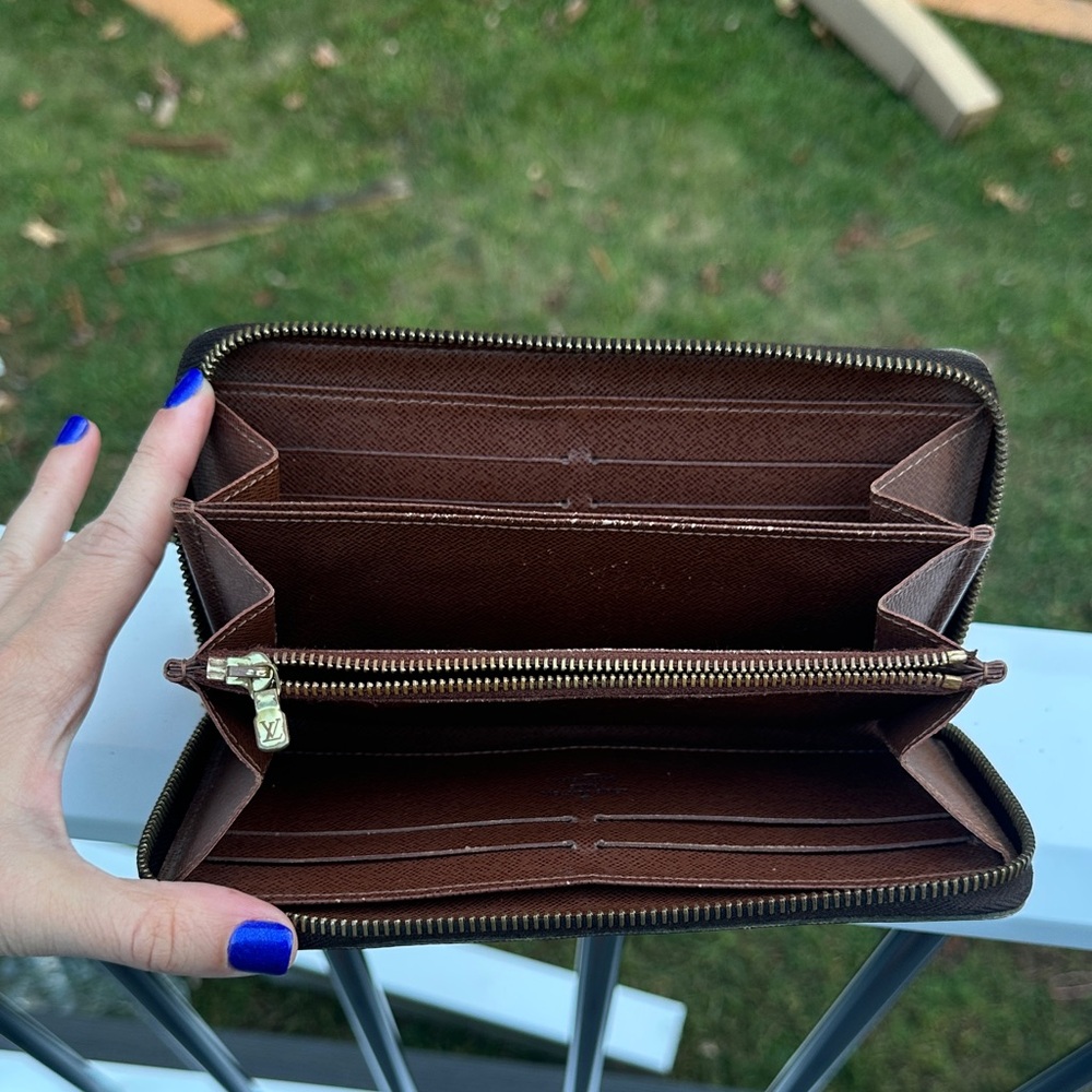 Louis Vuitton Monogram Zippy Wallet - Picture 9 of 16